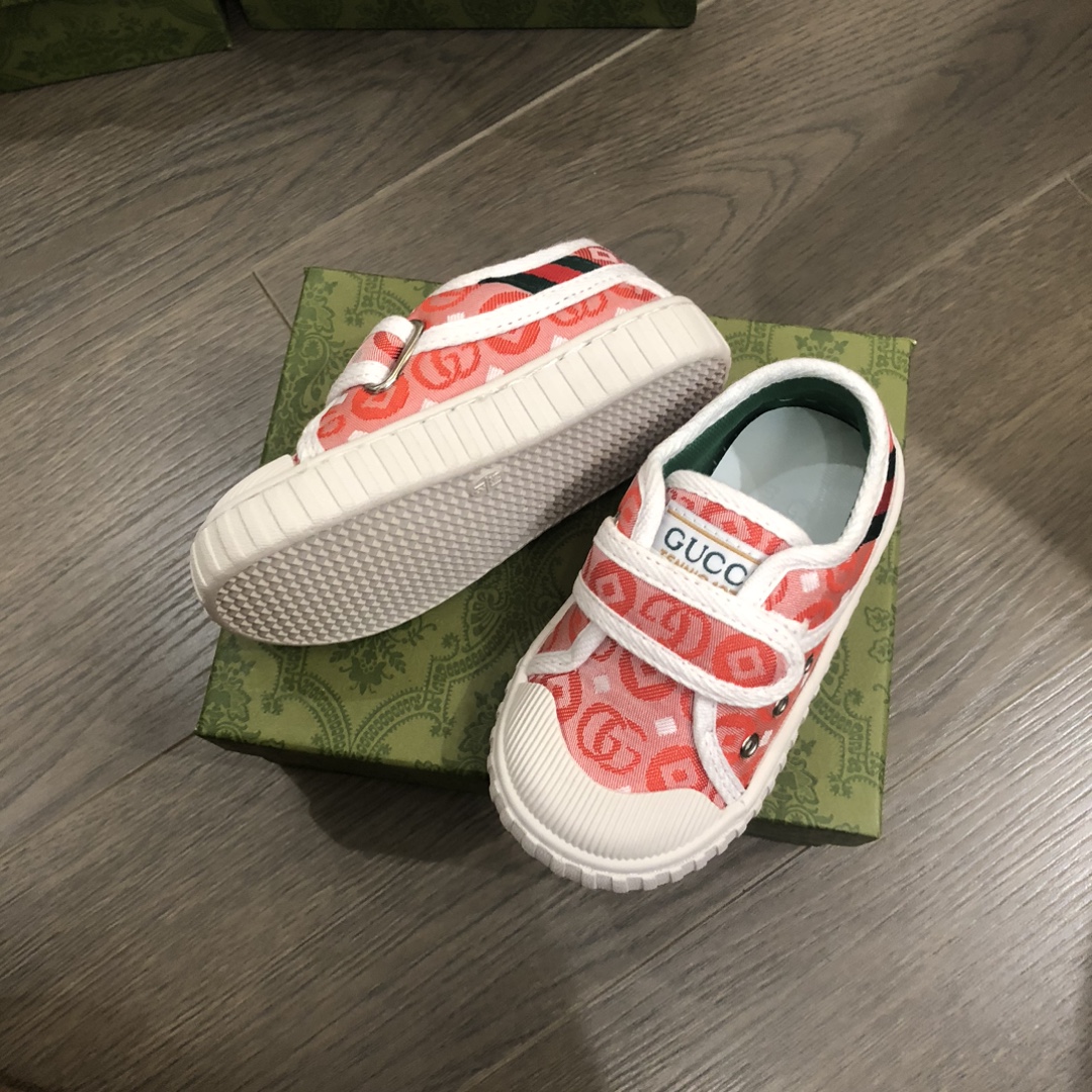 Children's shoes child